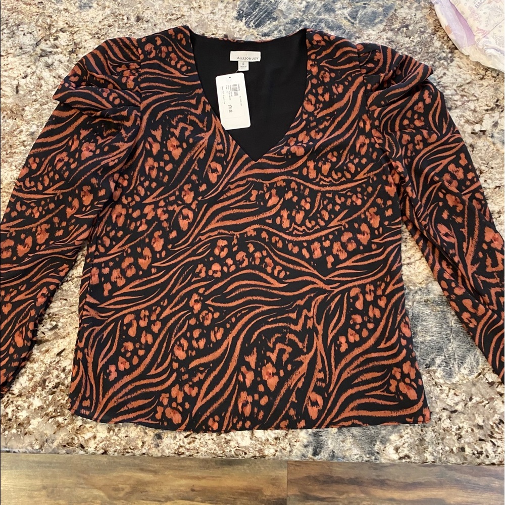 Evereve top with puff shoulders